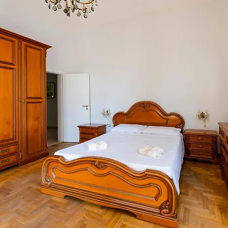 Guesthost - In The Centre Near The Station! Apartment Pescara