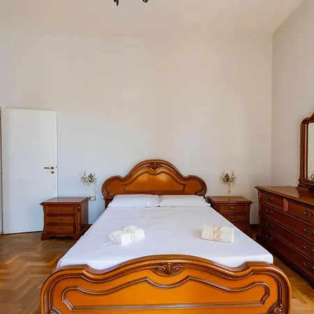 Guesthost - In The Centre Near The Station!