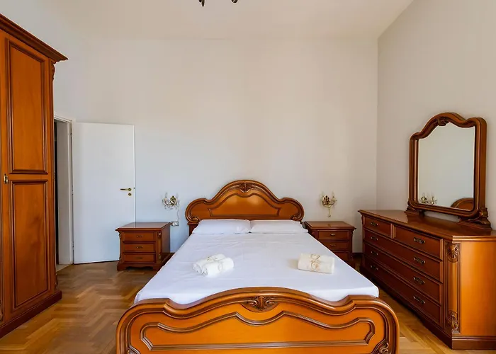 Guesthost - In The Centre Near The Station!